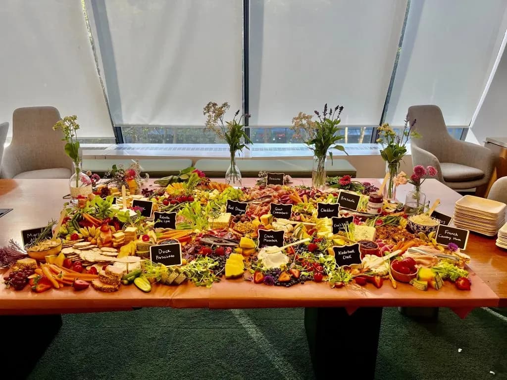 Corporate Meeting Lunch Boxes vs. Full Buffet: Which Is Better?